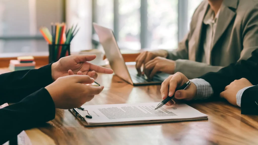 Expert présentant un rapport d’expertise à ses clients